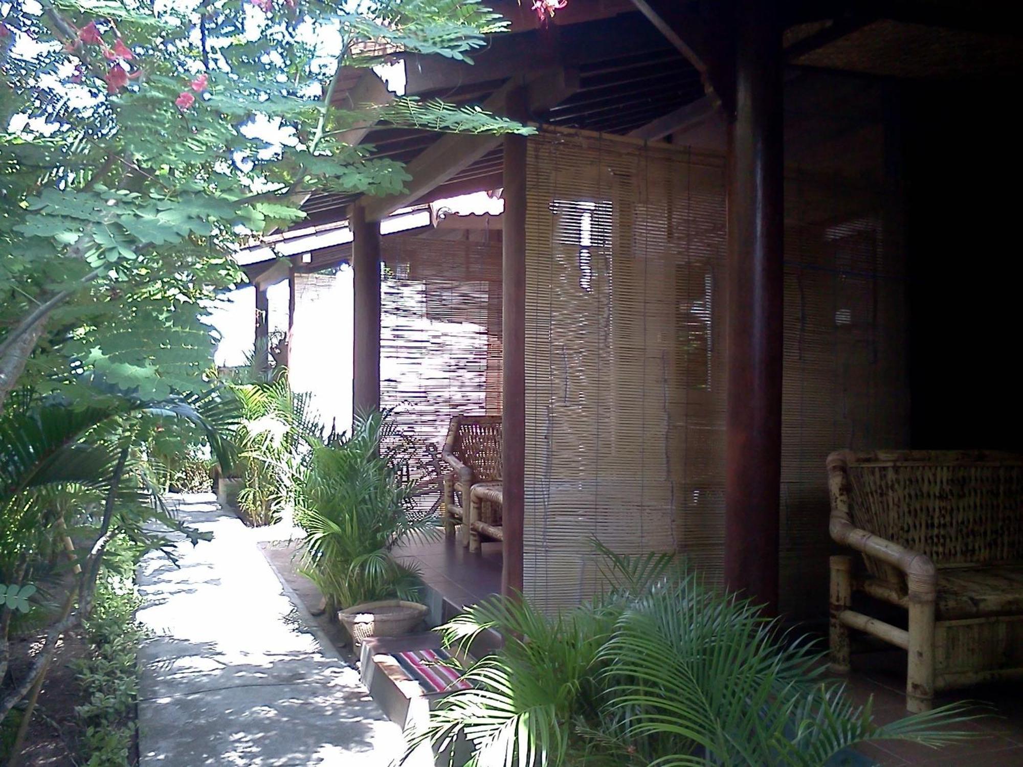 Alexyane Paradise Bungalow กีลีตราวางัน ภายนอก รูปภาพ